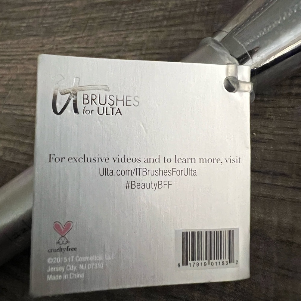 It Cosmetics NWT Airbrush Complexion Perfection foundation brush - Picture 5 of 9